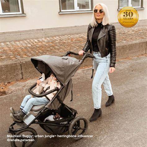 Nahaufnahme des Rades und der Federung des Mountain Buggy Urban Jungle