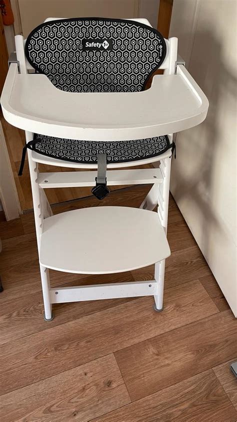 Ein moderner Hochstuhl mit einem Kind am Esstisch