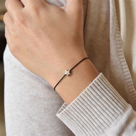Ein detailreiches Bild eines handgefertigten Sternenkind-Armbands mit einem kleinen Sternanhänger