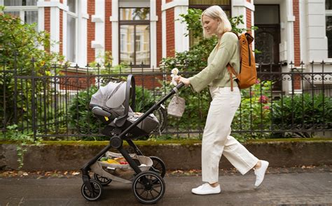 Schema, wie der Maxi-Cosi Autositzadapter an Kinderwagen und Babyschale befestigt wird