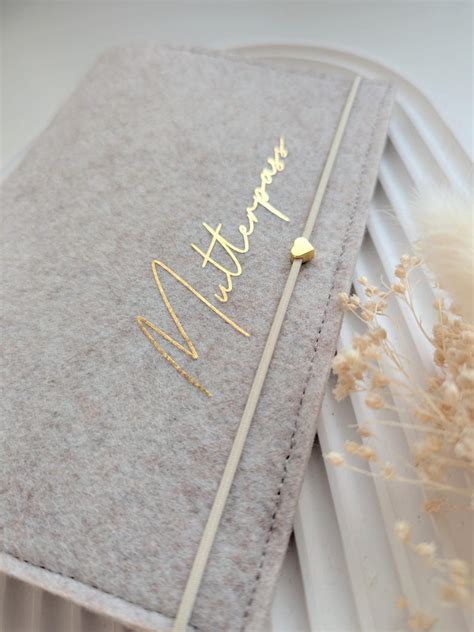 Verschiedene Designs von Mutterpass-Hüllen, von schlicht transparent bis hin zu individuell gestalteten mit Motiven und Verschlüssen.