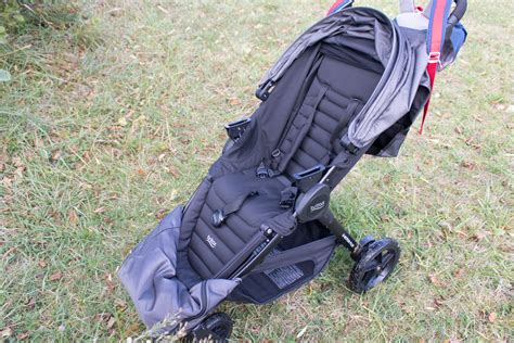 Nahaufnahme der luftgefüllten Räder des Britax B-Motion 4 Plus und der Hinterradfederung