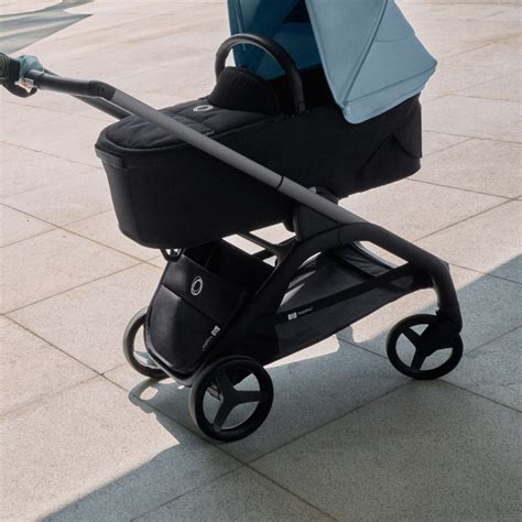 Bugaboo Fox 5 Kinderwagen in Dunkelblau im Einsatz