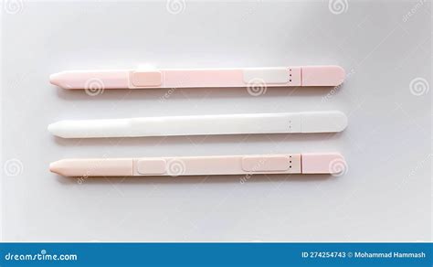 Illustration, die verschiedene Methoden zur Manipulation eines Schwangerschaftstests zeigt