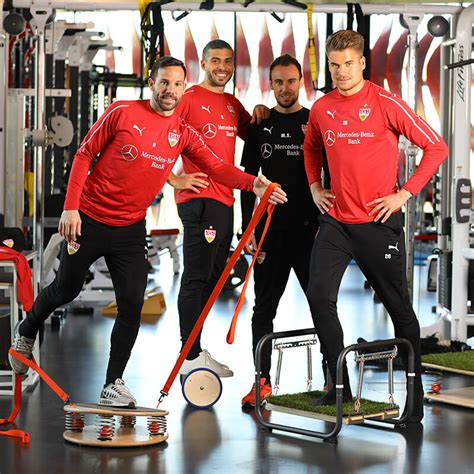 Therapiegruppe in einem Querschnittzentrum mit Rollstuhltraining und Physiotherapie