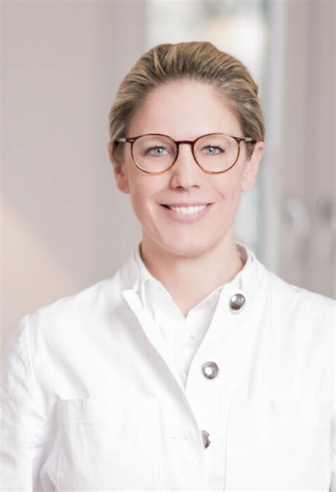 Foto von Dr. med. Kirsten Babilas vor ihrer Praxis
