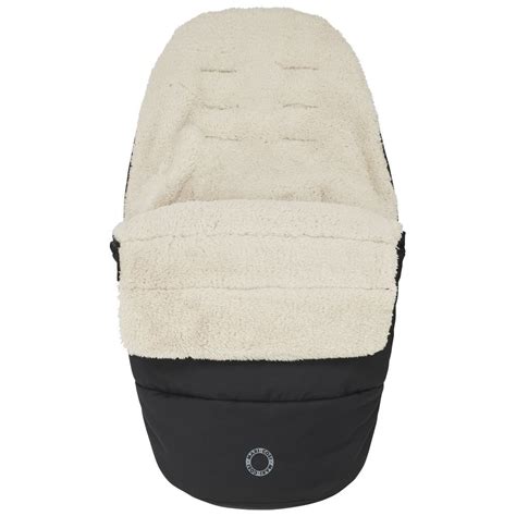 Illustration eines Babys, das in einem Maxi-Cosi Fußsack in einem Kinderwagen sitzt.