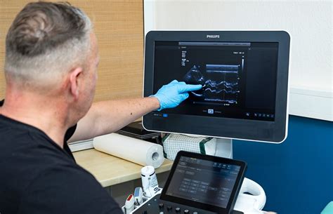 Studenten üben Ultraschalluntersuchungen an einem Simulationsmodell