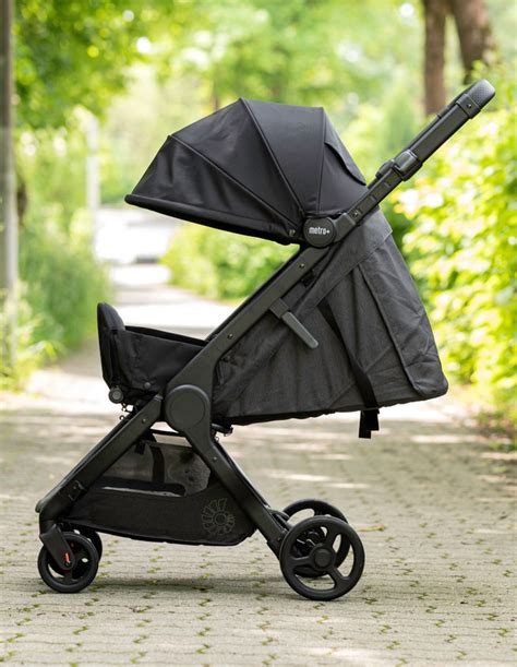 Detailaufnahme der verstellbaren Rückenlehne des Babyzen YOYO Kinderwagens in Liegeposition