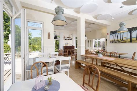 Innenansicht des gemütlichen Cafés Koer mit stilvoller Einrichtung und Sitzgelegenheiten im Freien