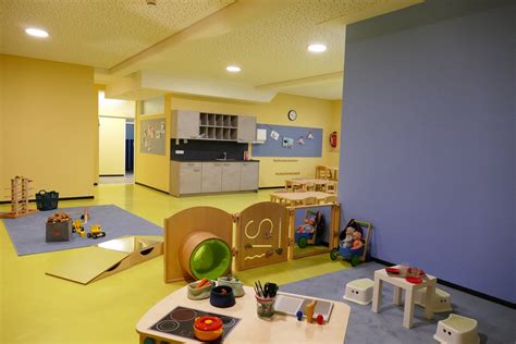 Heller und freundlicher Innenbereich der MilchBar mit Spielbereich für Kinder