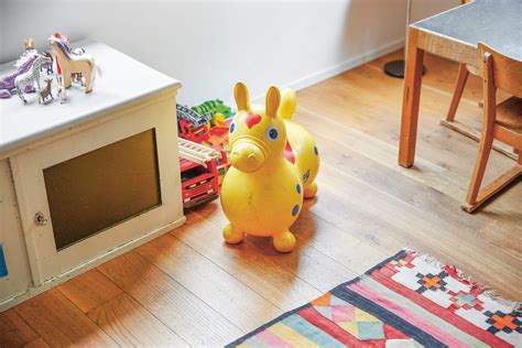 Detailaufnahme des Spielbereichs in der MilchBar mit verschiedenen Spielzeugen