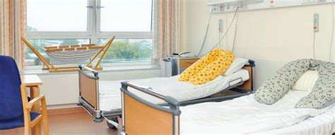 Blick in ein modernes Zimmer der Wochenstation mit Wickelplatz und Bad