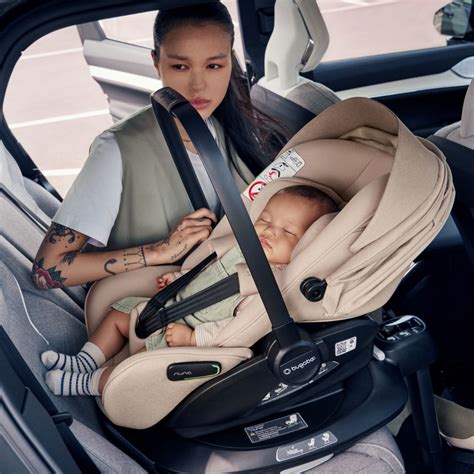 Bugaboo Turtle by Nuna Autositz auf einem Bugaboo Kinderwagen montiert