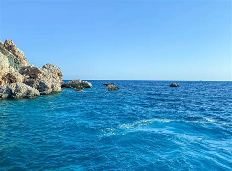 Foto von einem Babyschwimmkurs im warmen Wasser