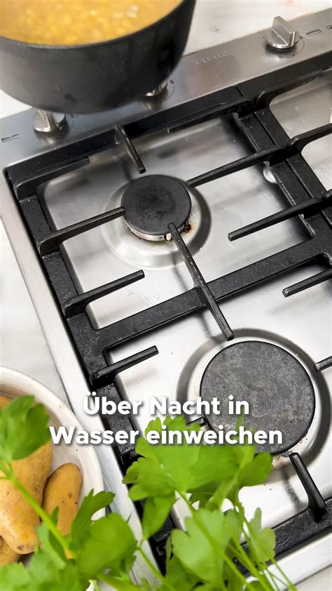 Illustration des Grundprinzips der Sojasaucenherstellung mit Sojabohnen, Weizen, Salz und Wasser.