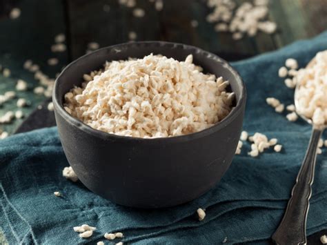 Trockenmaische (Koji) mit Schimmelpilzkulturen für die Sojasaucenherstellung.