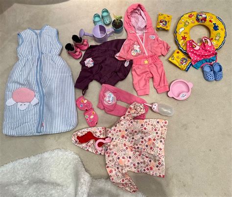 Collage aus verschiedenen BABY born Zubehörteilen wie Kleidung, Pflegeartikeln und Möbeln