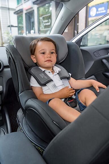 Infografik zur korrekten Sicherung des Kindersitzes im Fahrzeug