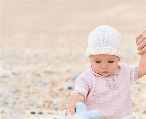 Baby mit einer weichen Babymütze