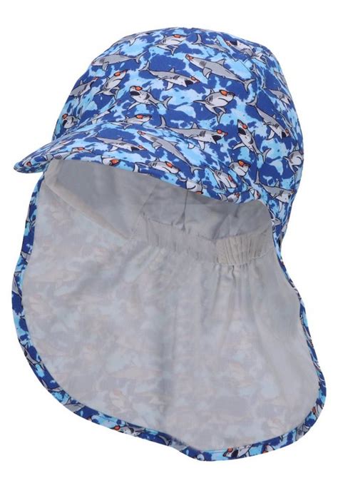 Baby mit einer leichten Sommermütze mit breiter Krempe und Nackenschutz