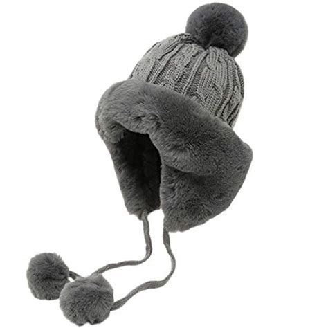 Baby in einer warmen Wintermütze mit Ohrenschutz