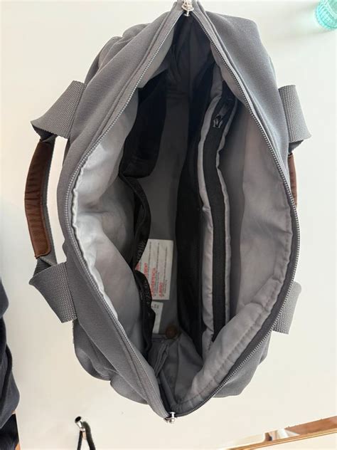 Detailansicht der Joolz Wickeltasche mit verschiedenen Fächern und der integrierten Wickelmatte