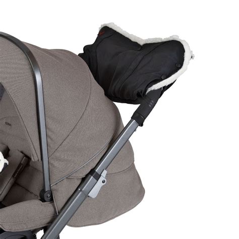 Illustration der einfachen Bedienung des Sonnendachs eines Hartan Kinderwagens durch Zusammendrücken der Bügel