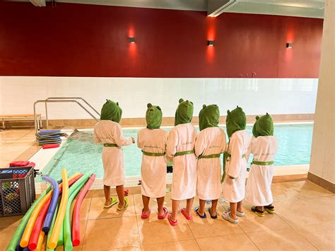 Babys mit ihren Eltern im Wasser während eines Schwimmkurses