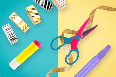 Verschiedene Bastelmaterialien: bunte Papiere, Stifte, Washi Tape
