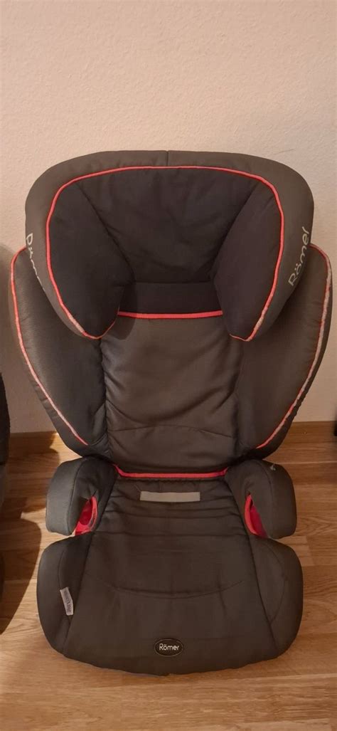 Illustration verschiedener Kindersitzmodelle von Britax Römer