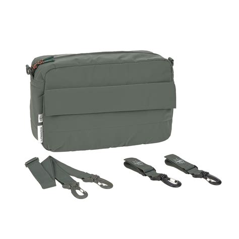 Detailaufnahme der Außenseite des Lässig Buggy Organizers, die die wasserabweisende Eigenschaft hervorhebt.