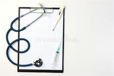 Arztpuppe mit Stethoskop und Thermometer