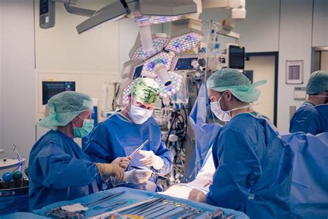 Schema einer minimal-invasiven Operation im Vergleich zu einer offenen Operation