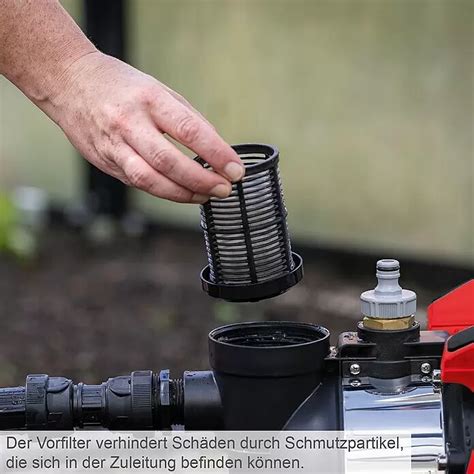Nahaufnahme eines verschmutzten Ansaugsiebs einer Gartenpumpe