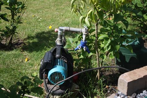 Nahaufnahme eines Fußventils für eine Gartenpumpe