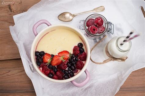 Foto: Bunter Grießbrei für Babys mit frischen Beeren und Obststücken