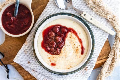 Foto: Grießbrei mit verschiedenen Toppings wie Obst, Nüssen und Zimt
