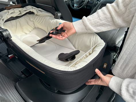 Collage aus verschiedenen Ansichten der Joie Calmi R129 Auto-Babywanne, die ihre Vielseitigkeit und Design hervorhebt.