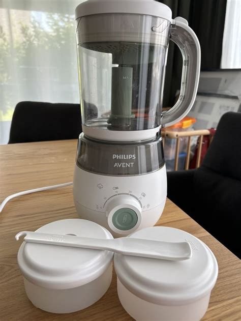 Philips Avent 4-in-1 Babynahrungszubereiter in Aktion mit Gemüse