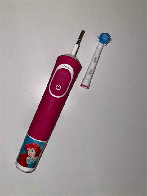 Vergleich einer manuellen und einer elektrischen Kinderzahnbürste, die die Reinigungsbereiche hervorhebt.