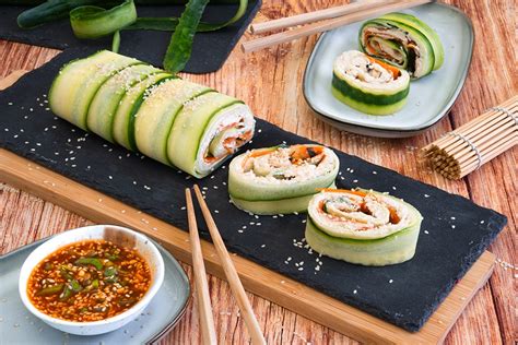 Collage: Verschiedene Sushi-Variationen für Kinder (vegetarisch, Gurken-Sushi, Bananen-Sushi)