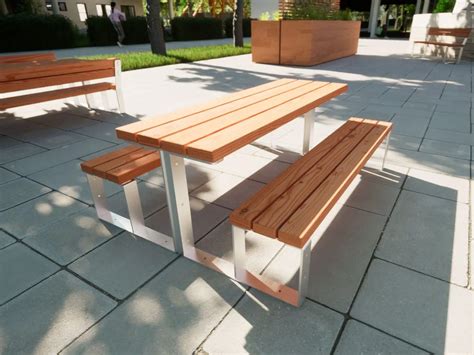 Detailaufnahme einer stabilen Holz-Gartensitzgruppe für Kinder mit abgerundeten Kanten und kindgerechter Höhe.