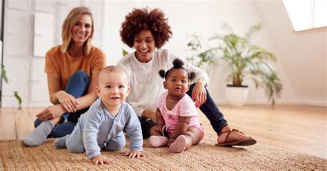 Bilder von Babys, die in einer Krabbelgruppe spielen und ihre Umgebung erkunden