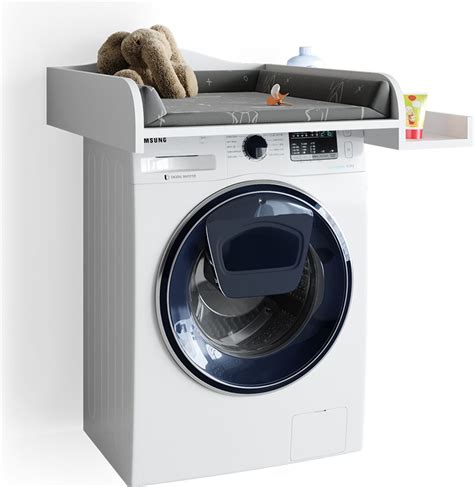 Wickelaufsatz auf einer Waschmaschine, mit seitlichen Ablagen
