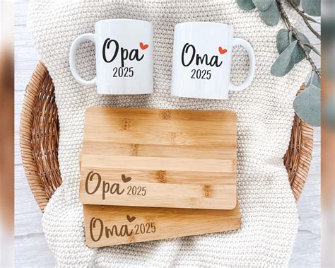 Eine Collage aus verschiedenen Geschenkideen für werdende Großeltern: Babybauch-Abdruck-Set, personalisiertes Frühstücksbrett, Buch, Bahngutschein, Tasse, Kuscheldecke, Stammbaum-Poster.