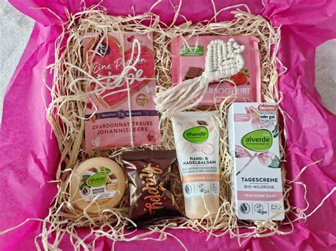 Eine Auswahl an Wellnessprodukten, die für ein Geschenkset für werdende Großeltern zusammengestellt werden könnten.