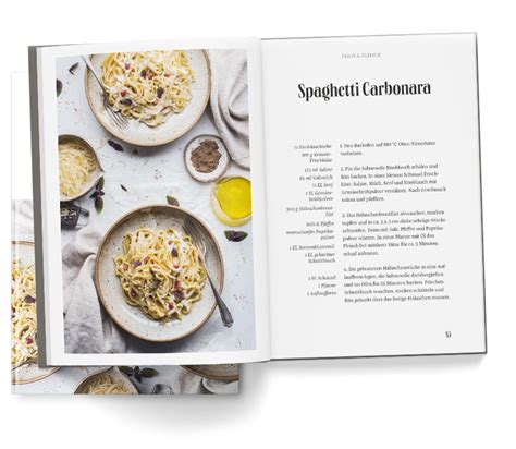 Ein Kochbuch mit Rezepten für Schwangere, das auf einem Küchentisch liegt.