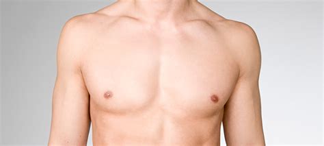 Mann mit hervorstehenden Brustwarzen, die bereit zur Stimulation sind