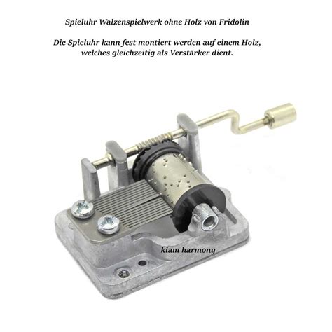 Nahaufnahme der niedlichen Tierspielzeuge und der Spieluhr am Laufstall